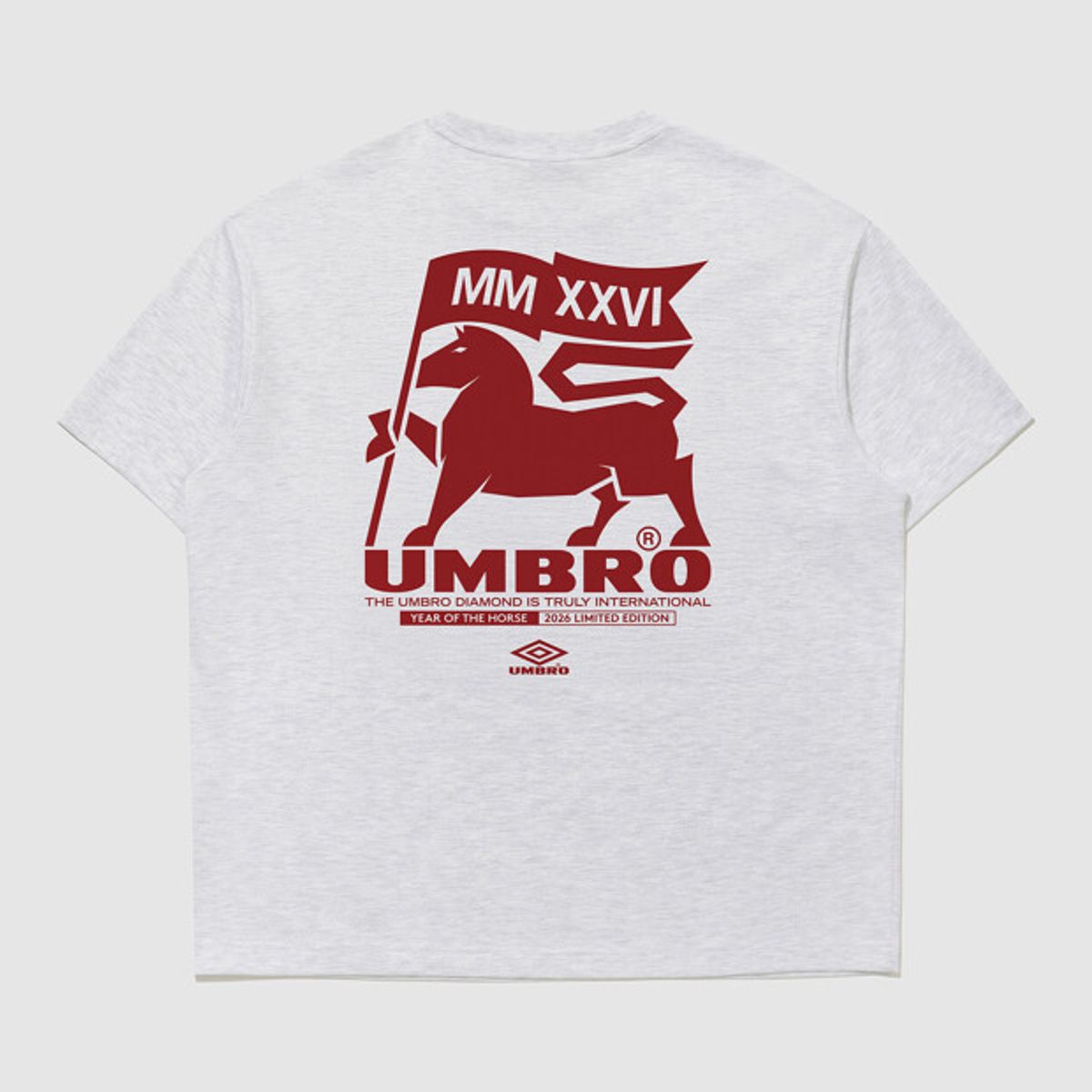 엄브로(UMBRO) [붉은말 에디션] Year of the Horse 반팔 티셔츠 화이트 UR121CRS13
