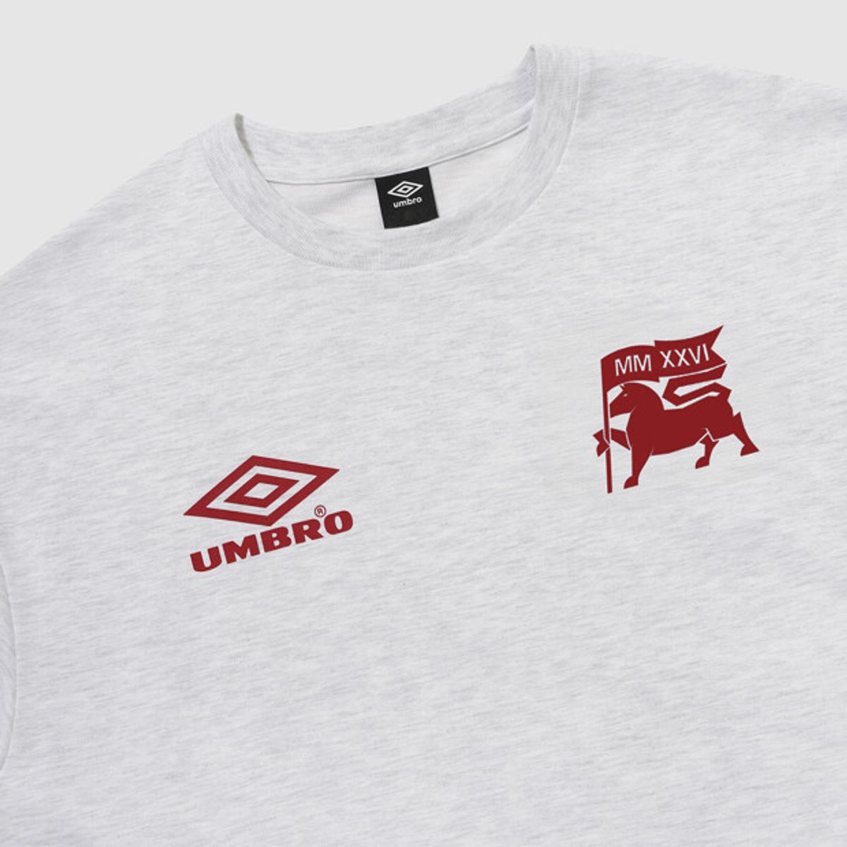 엄브로(UMBRO) [붉은말 에디션] Year of the Horse 반팔 티셔츠 화이트 UR121CRS13