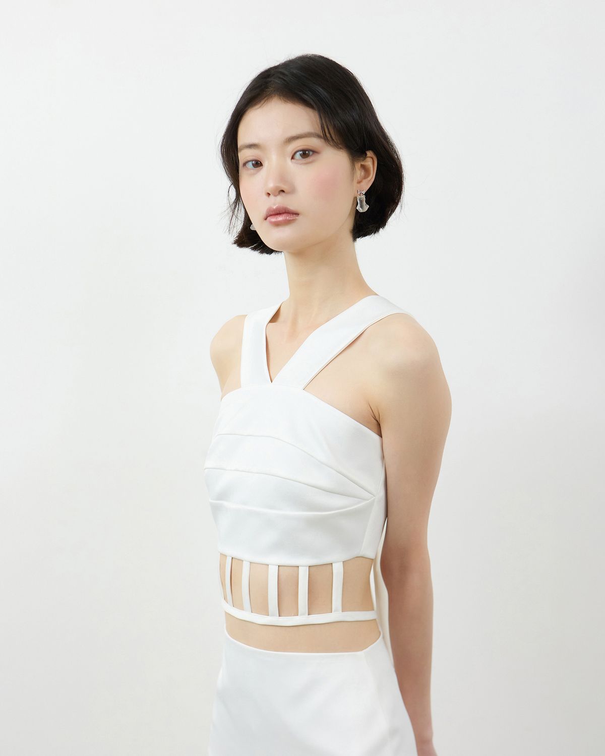 러뷰이(LOVUEE) 케이지 탑 화이트