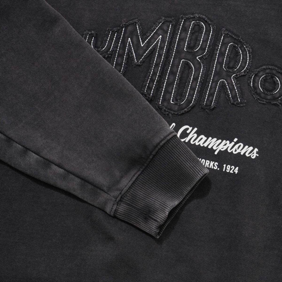 엄브로(UMBRO) HBL 엄그레이 빈티지 아플리케 맨투맨 차콜 UR121CFS21