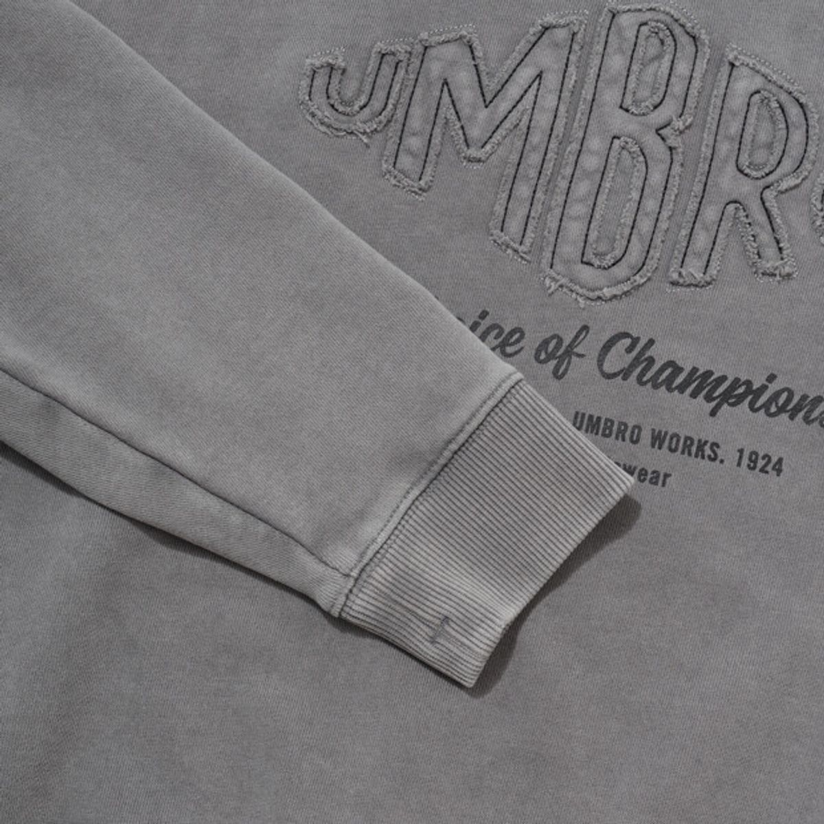 엄브로(UMBRO) HBL 엄그레이 빈티지 아플리케 맨투맨 라이트 그레이 UR121CFS21