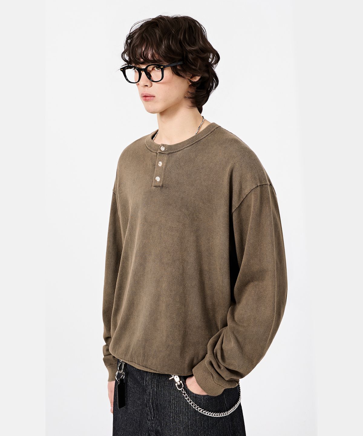 디미트리블랙(DIMITRI BLACK) 데일리 워셔블 피그먼트 헨리넥 라운드 니트_브라운