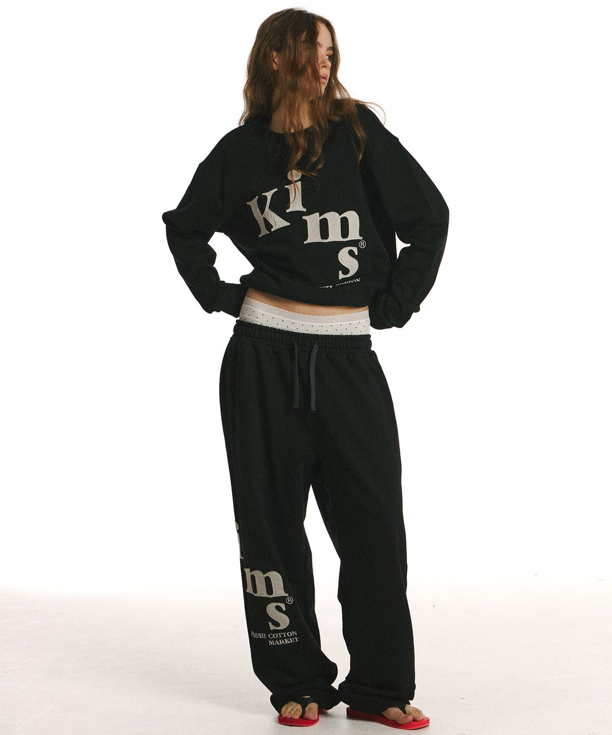 킴스 프레시 코튼 마켓(KIMS FRESH COTTON MARKET) Messy Alpha App Sweatshirt Black