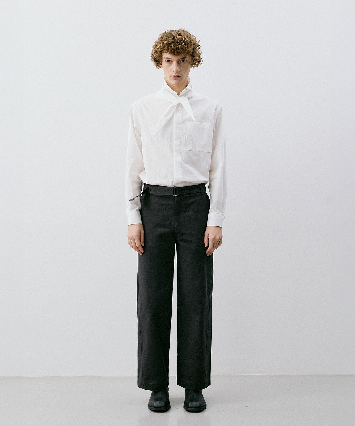 르엠토(L'EMTO) BELTED STRAIGHT CHINO PANTS_CHARCOAL