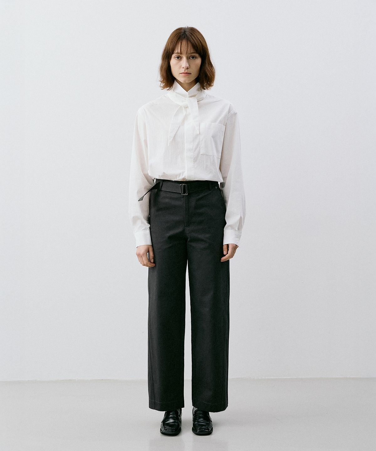 르엠토(L'EMTO) BELTED STRAIGHT CHINO PANTS_CHARCOAL