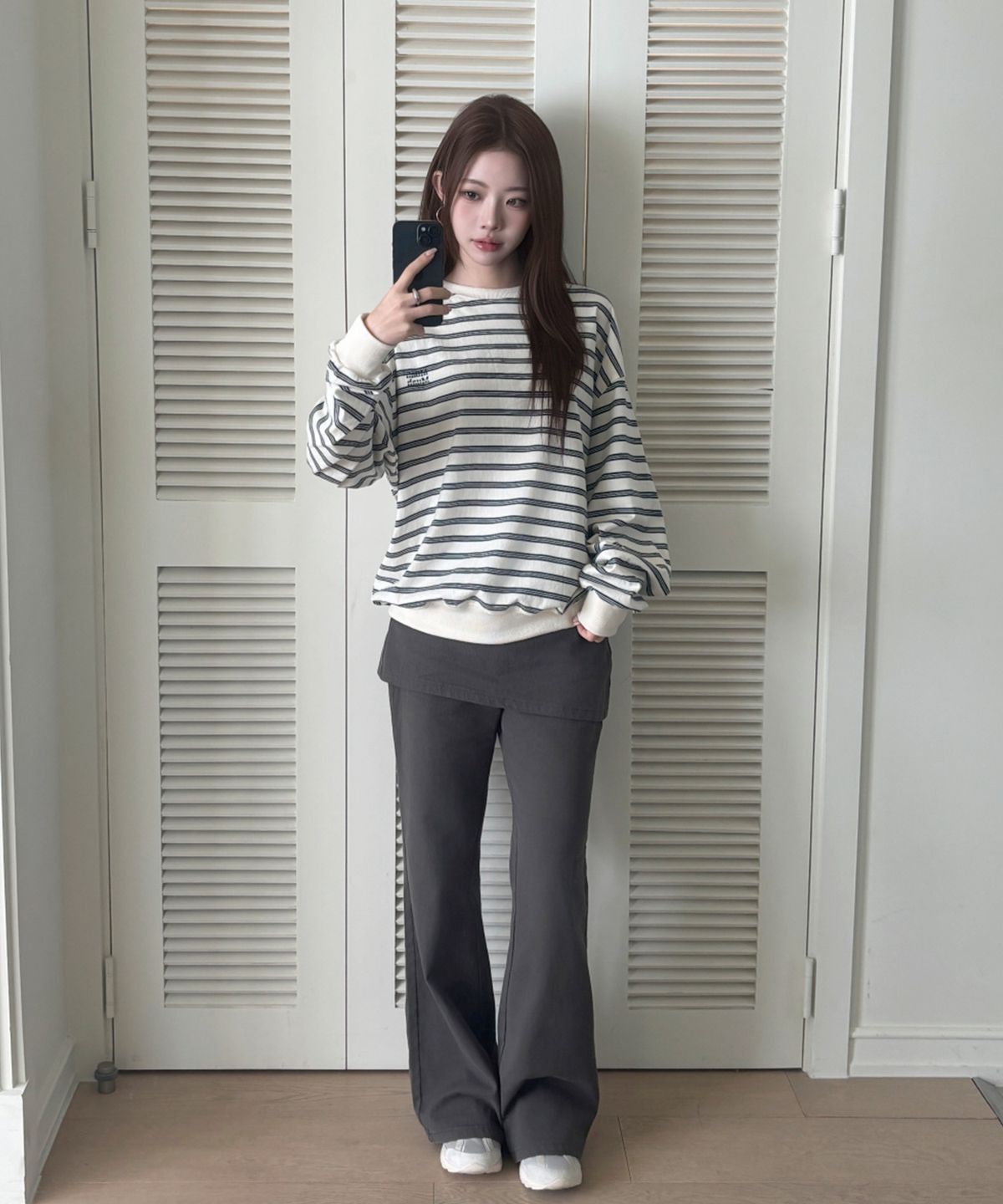 무아무아(MUAHMUAH) 스트라이프 포인트 자수 맨투맨 티셔츠 [3color]