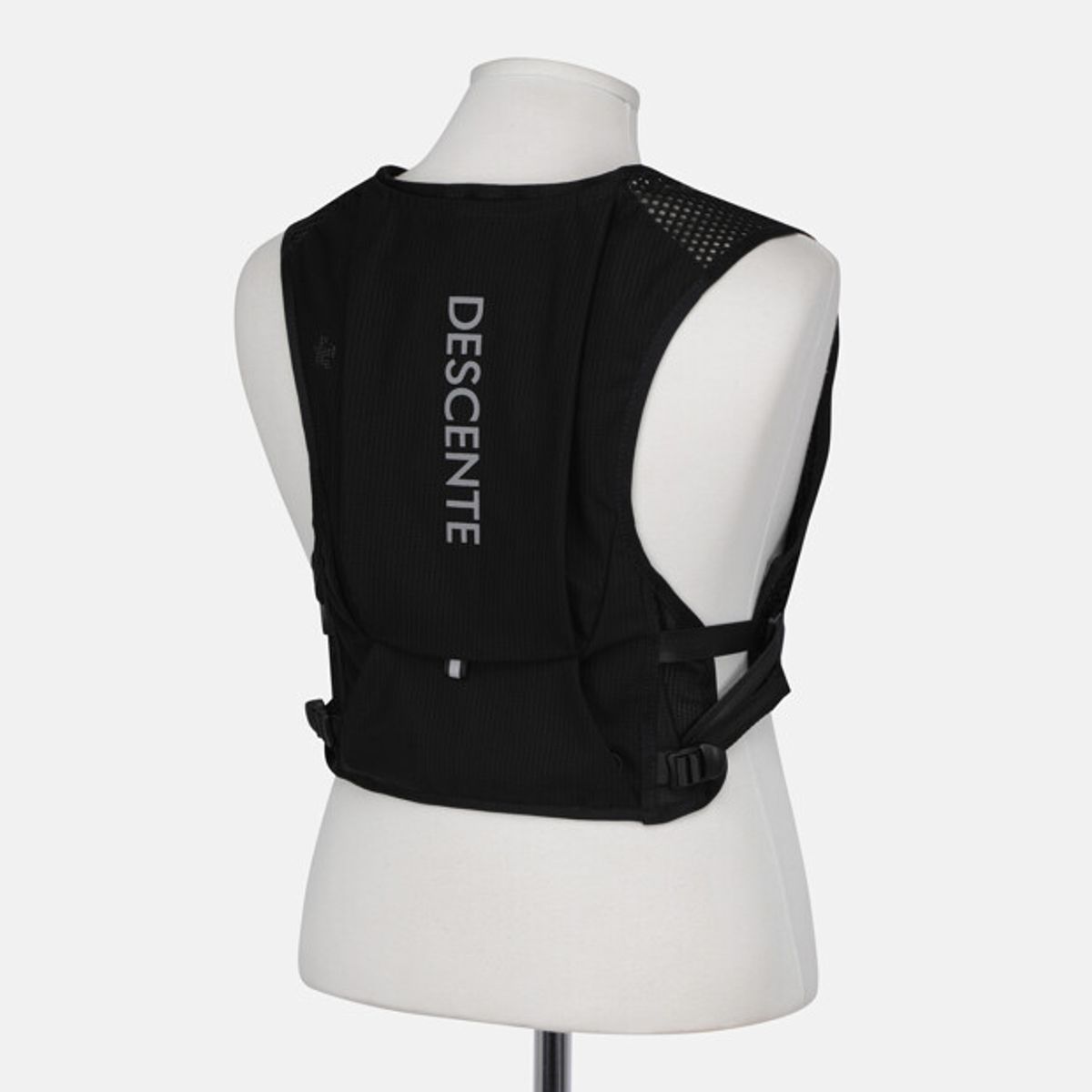 데상트(DESCENTE) 러닝 경량 베스트 블랙 SR123RBG1F