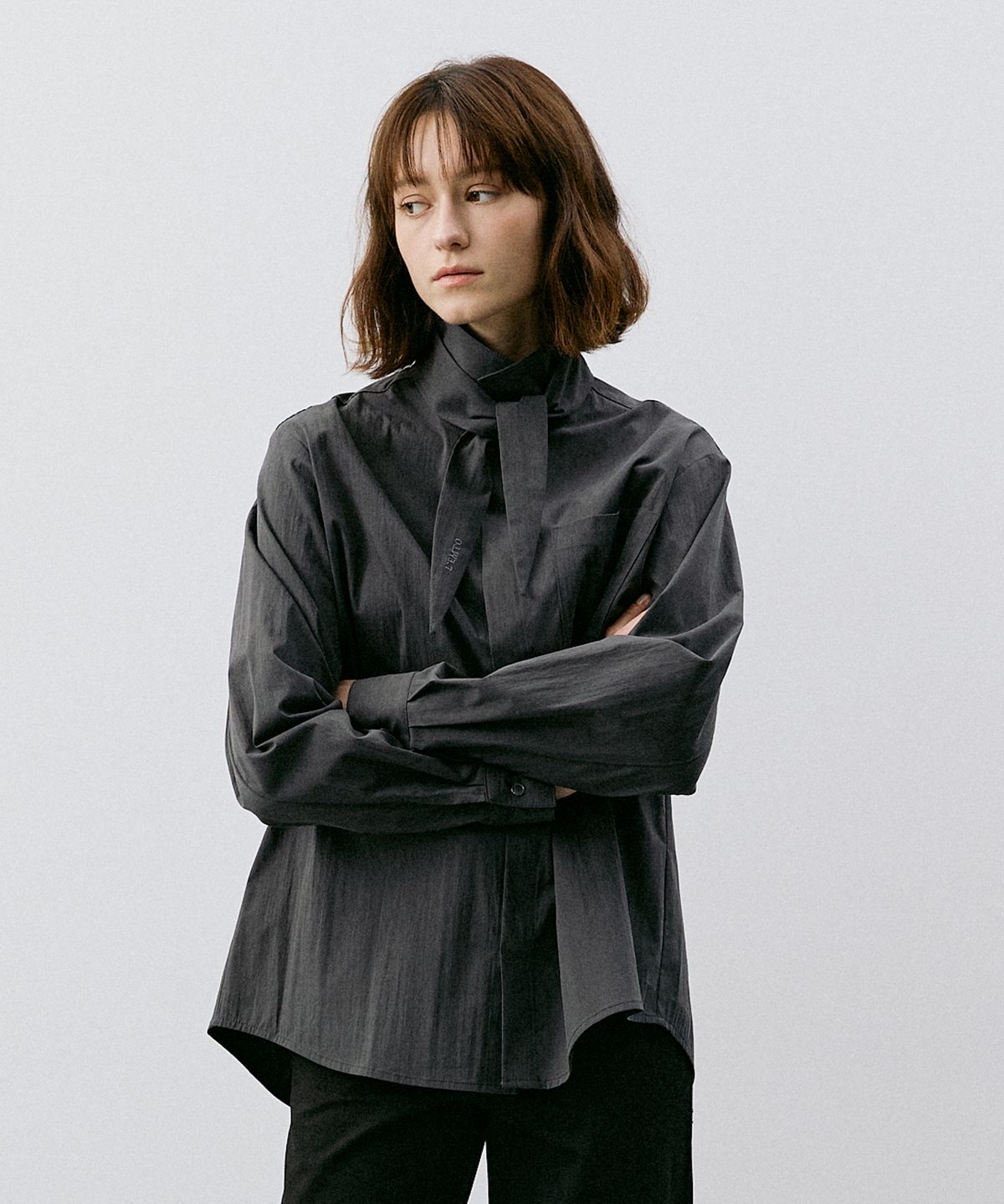 르엠토(L'EMTO) HIDDEN BUTTON SCARF SHIRT_CHARCOAL