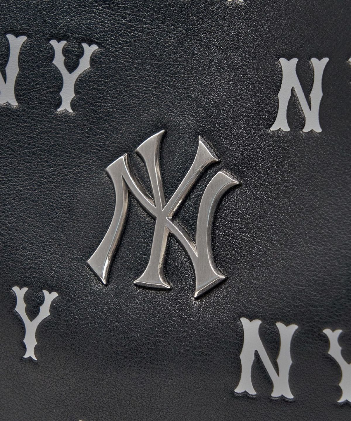 엠엘비(MLB) 클래식 모노그램 엠보 버킷백 NY (Black)