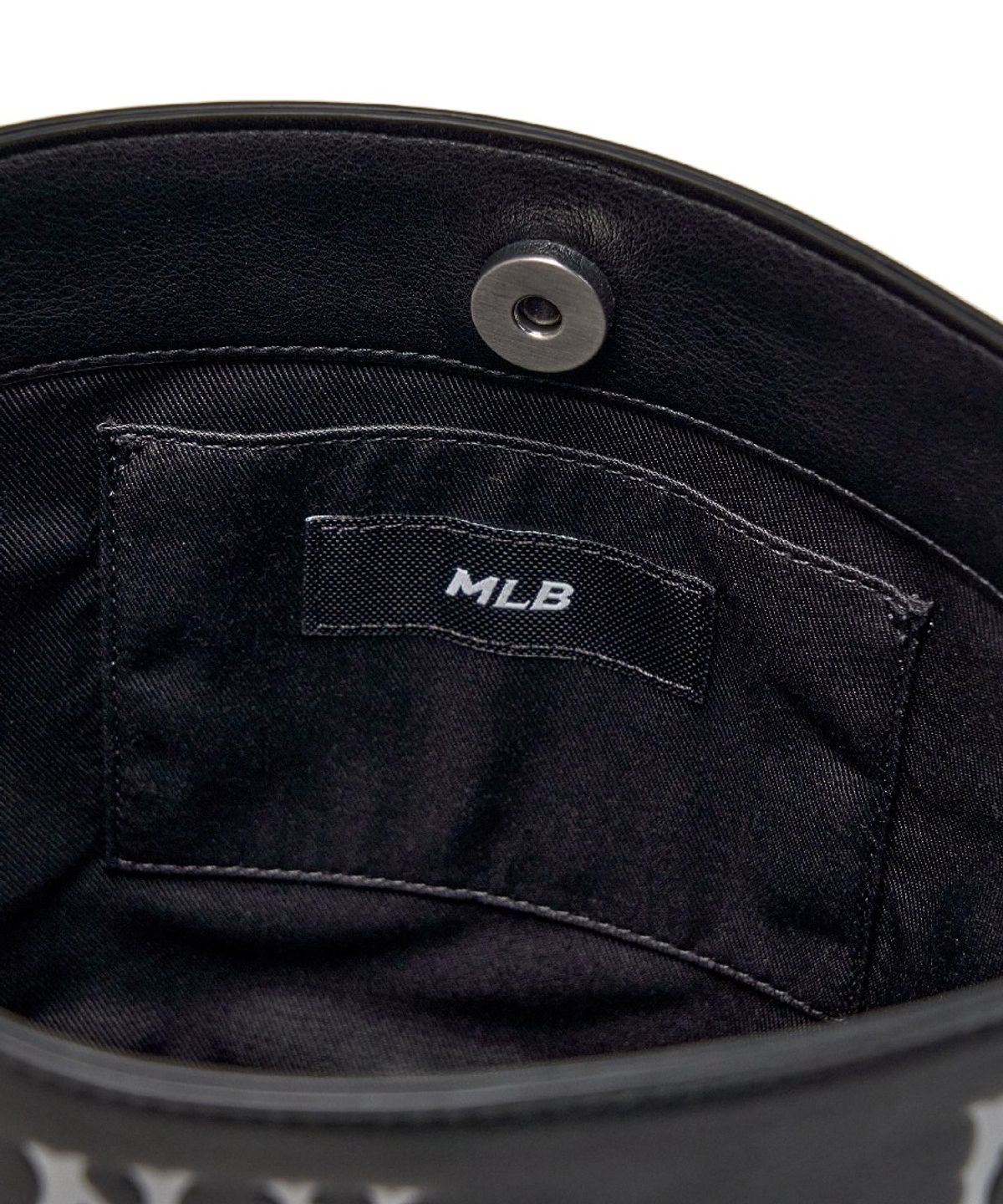 엠엘비(MLB) 클래식 모노그램 엠보 버킷백 NY (Black)