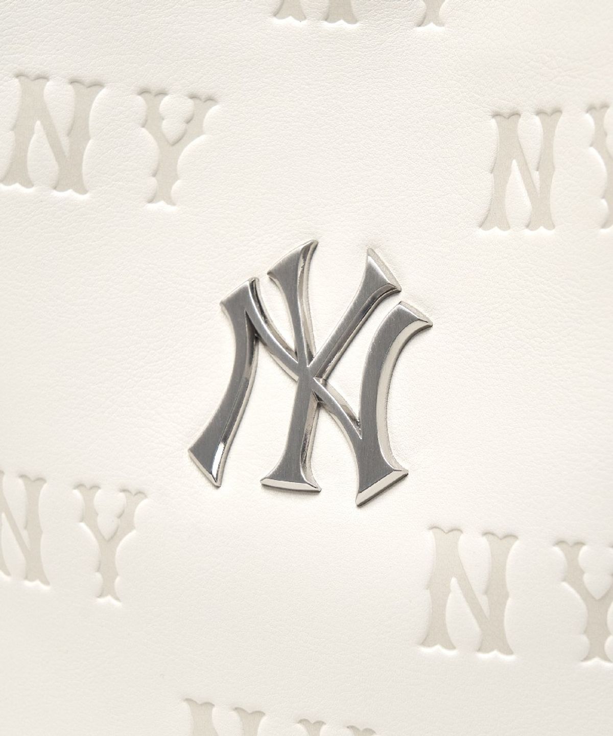 엠엘비(MLB) 클래식 모노그램 엠보 버킷백 NY (Cream)