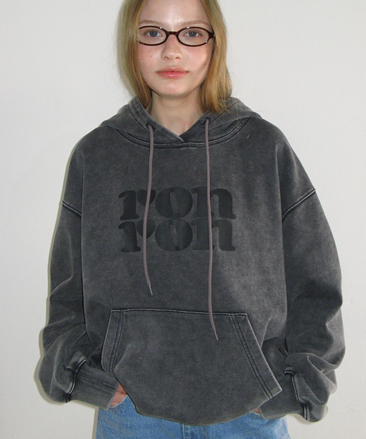 론론(RONRON) PIGMENT LOGO HOODIE CHARCOAL