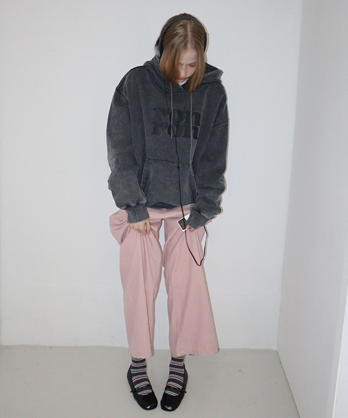 론론(RONRON) PIGMENT LOGO HOODIE CHARCOAL