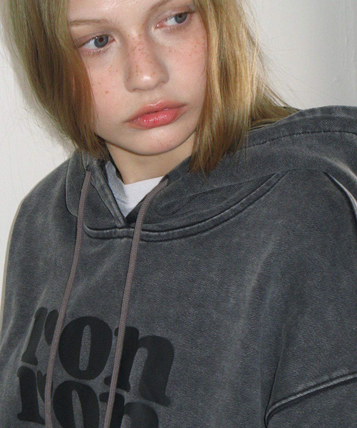 론론(RONRON) PIGMENT LOGO HOODIE CHARCOAL