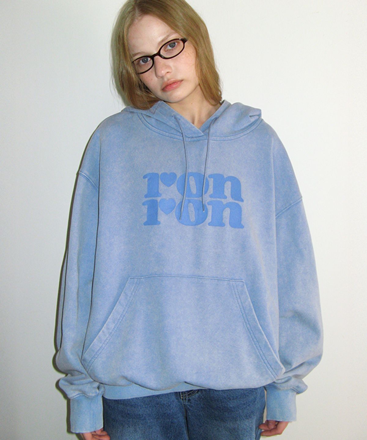 론론(RONRON) PIGMENT LOGO HOODIE BLUE