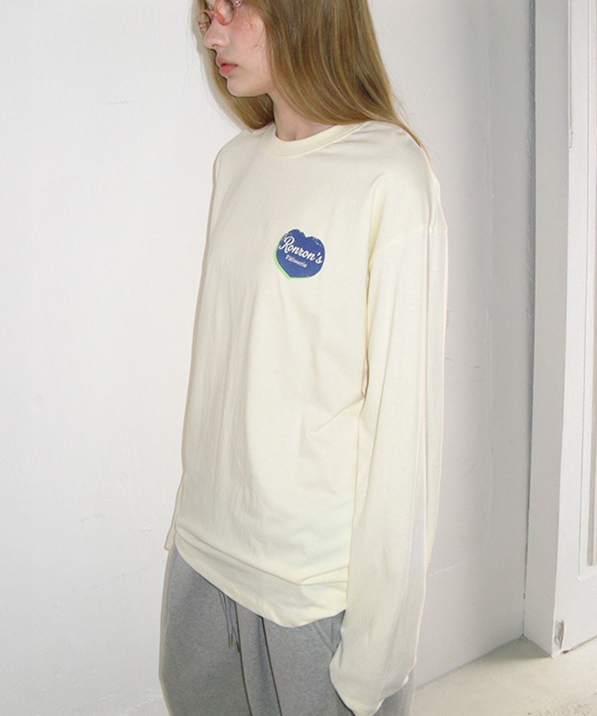 론론(RONRON) HEART PASTRY OVER FIT LONG SLEEVE CREAM
