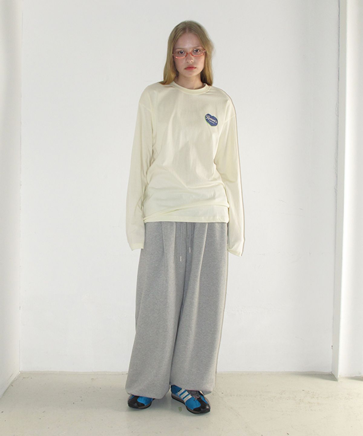 론론(RONRON) HEART PASTRY OVER FIT LONG SLEEVE CREAM