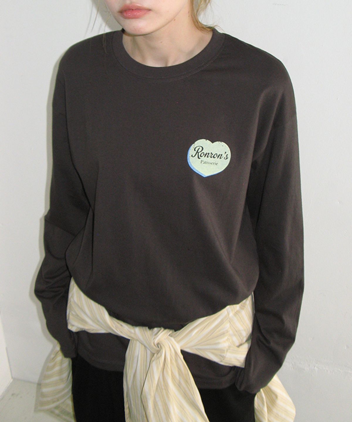 론론(RONRON) HEART PASTRY OVER FIT LONG SLEEVE CHARCOAL