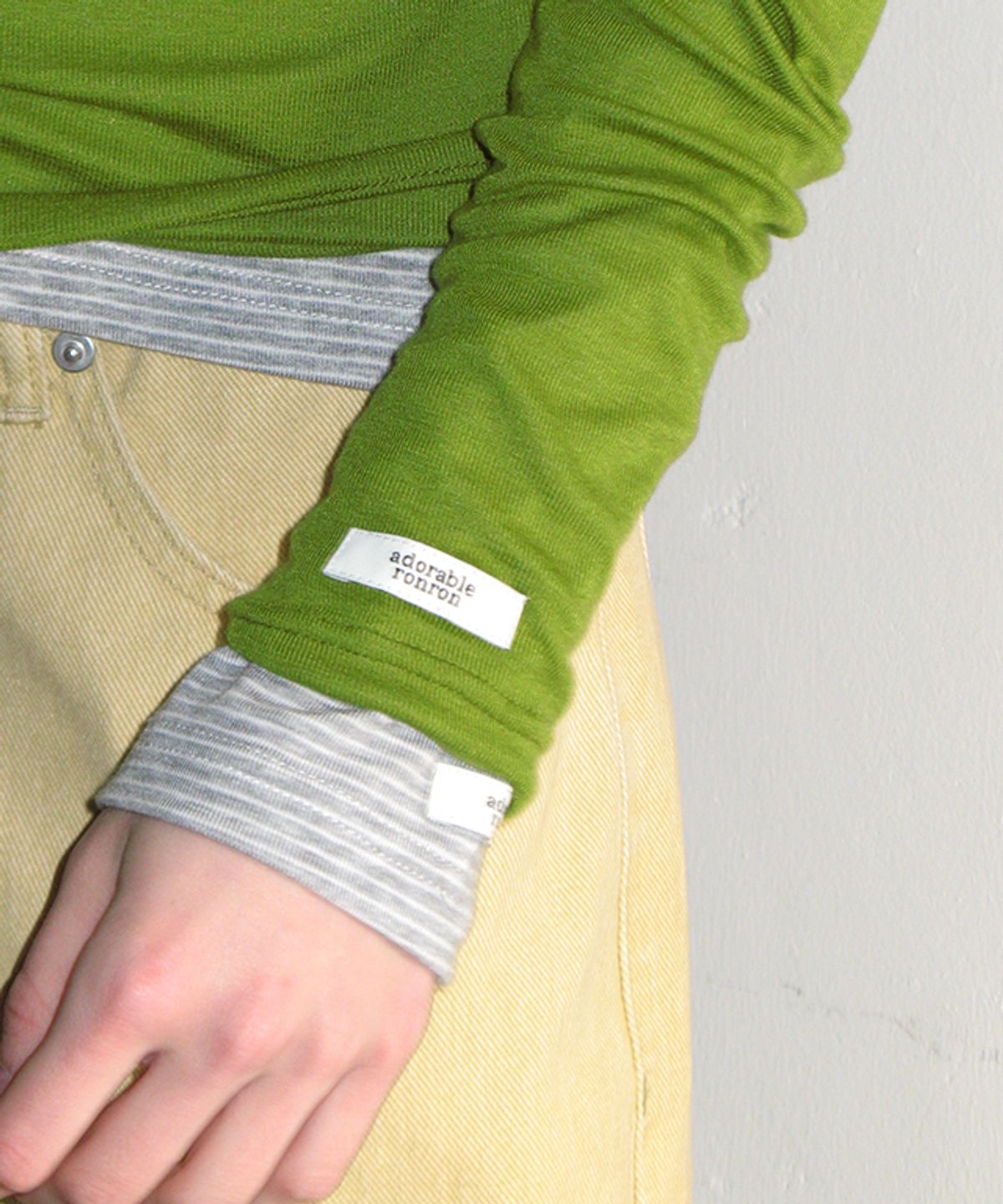론론(RONRON) SOFT MINI LABEL LONG SLEEVE GREY STRIPE