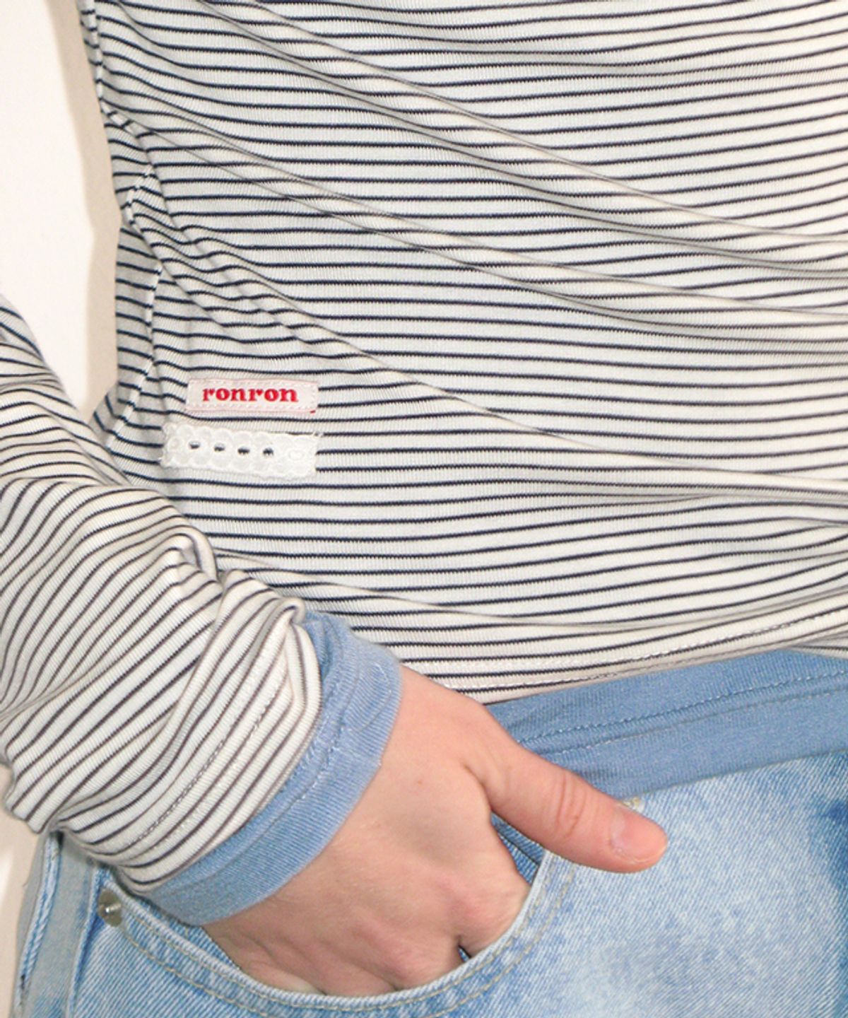 론론(RONRON) SOFT MINI LABEL LONG SLEEVE BLACK STRIPE