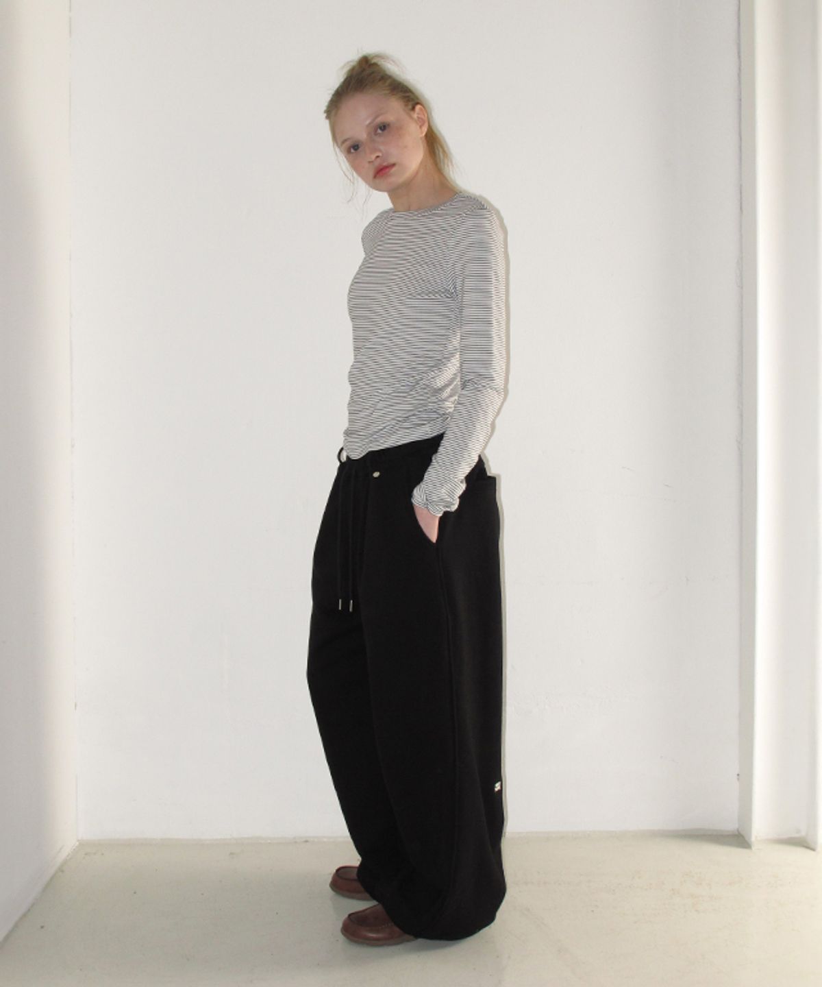 론론(RONRON) SOFT MINI LABEL LONG SLEEVE BLACK STRIPE