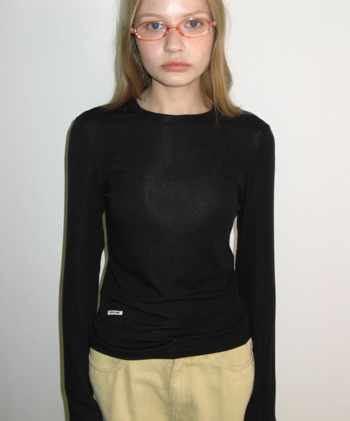 론론(RONRON) SOFT MINI LABEL LONG SLEEVE BLACK
