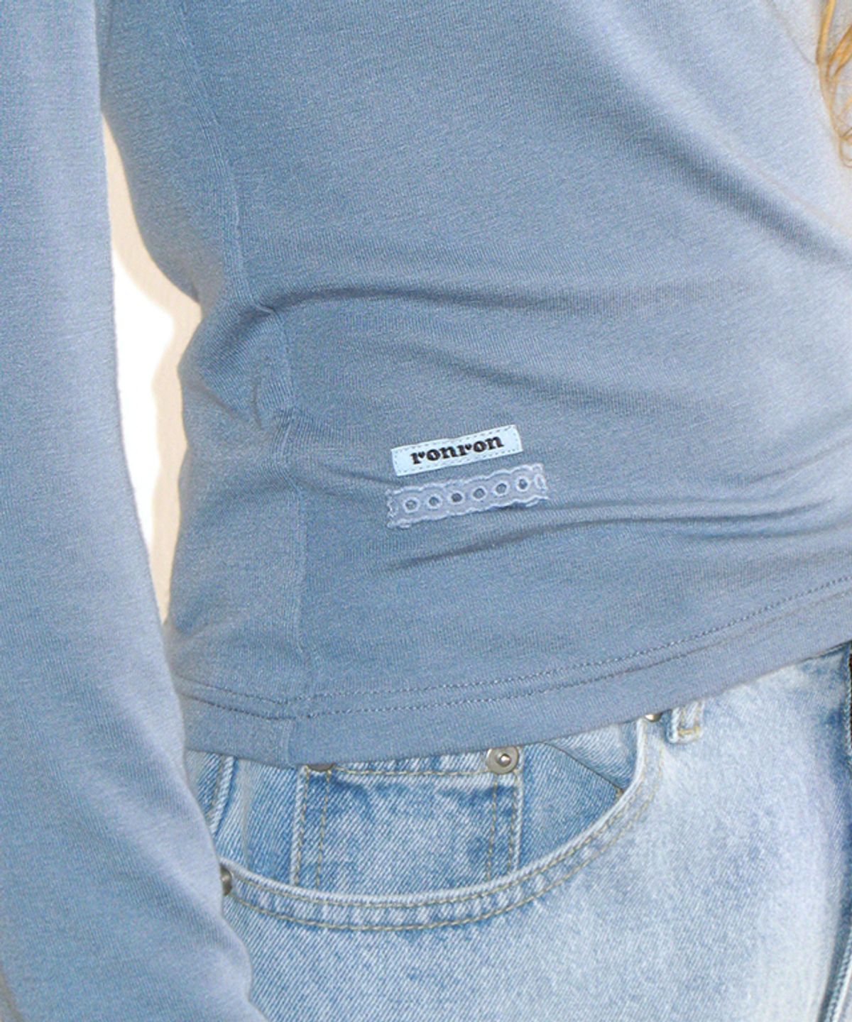 론론(RONRON) SOFT MINI LABEL LONG SLEEVE BLUE