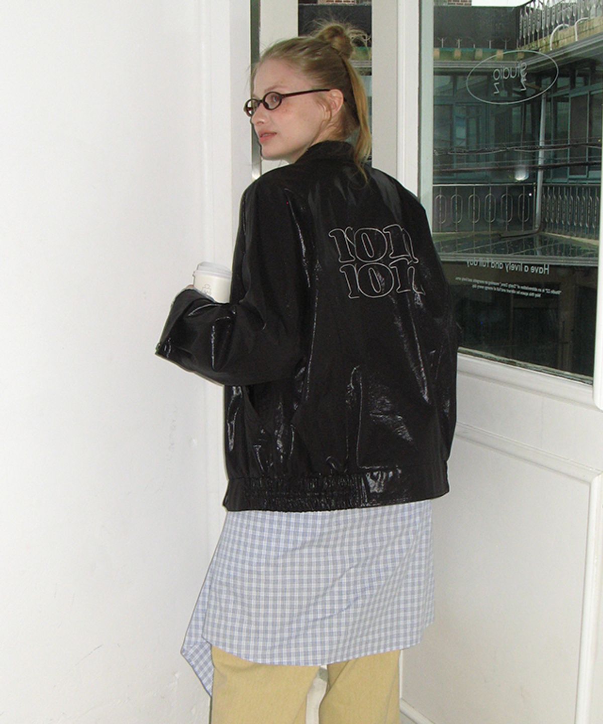론론(RONRON) GLOSSY COATED LOOSE FIT JUMPER BLACK