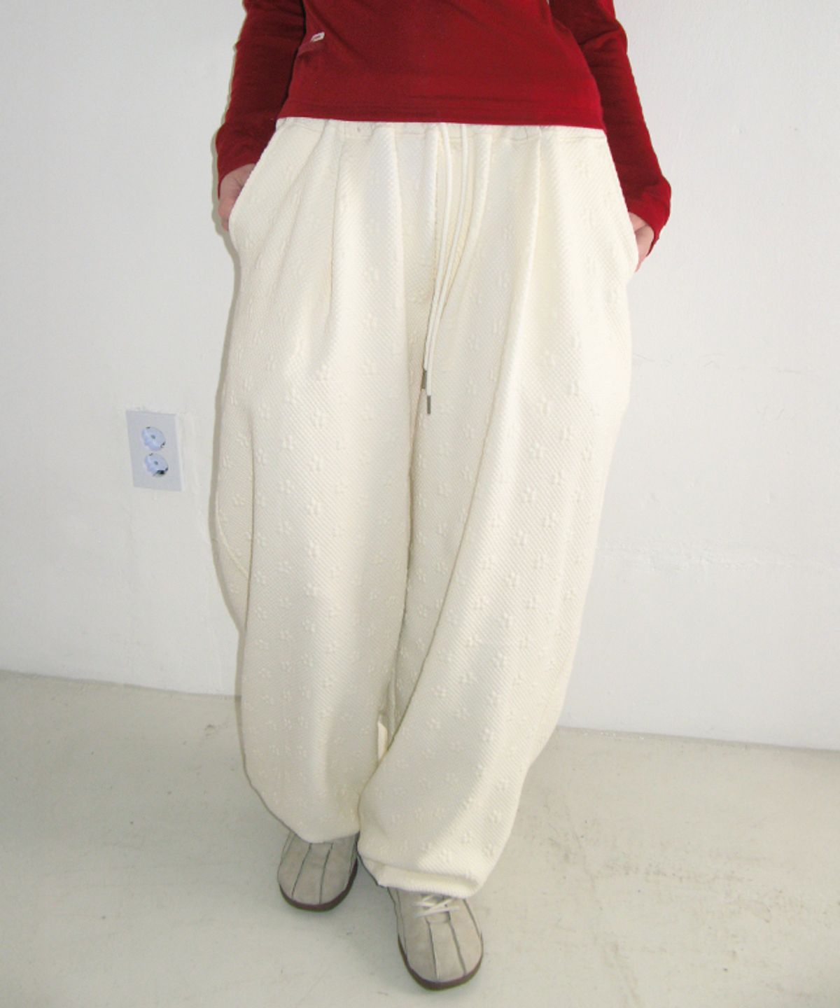 론론(RONRON) FLOWER TEXTURE WIDE SWEAT PANTS CREAM