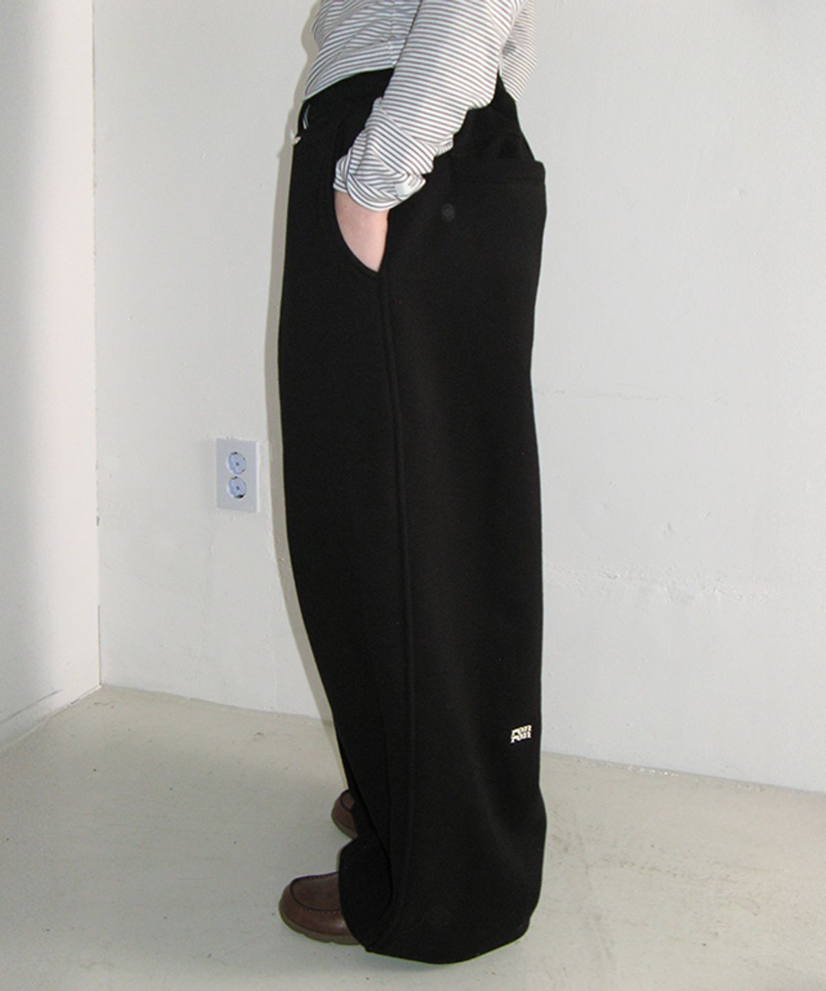 론론(RONRON) SUBTLE LOGO WIDE SWEAT PANTS BLACK