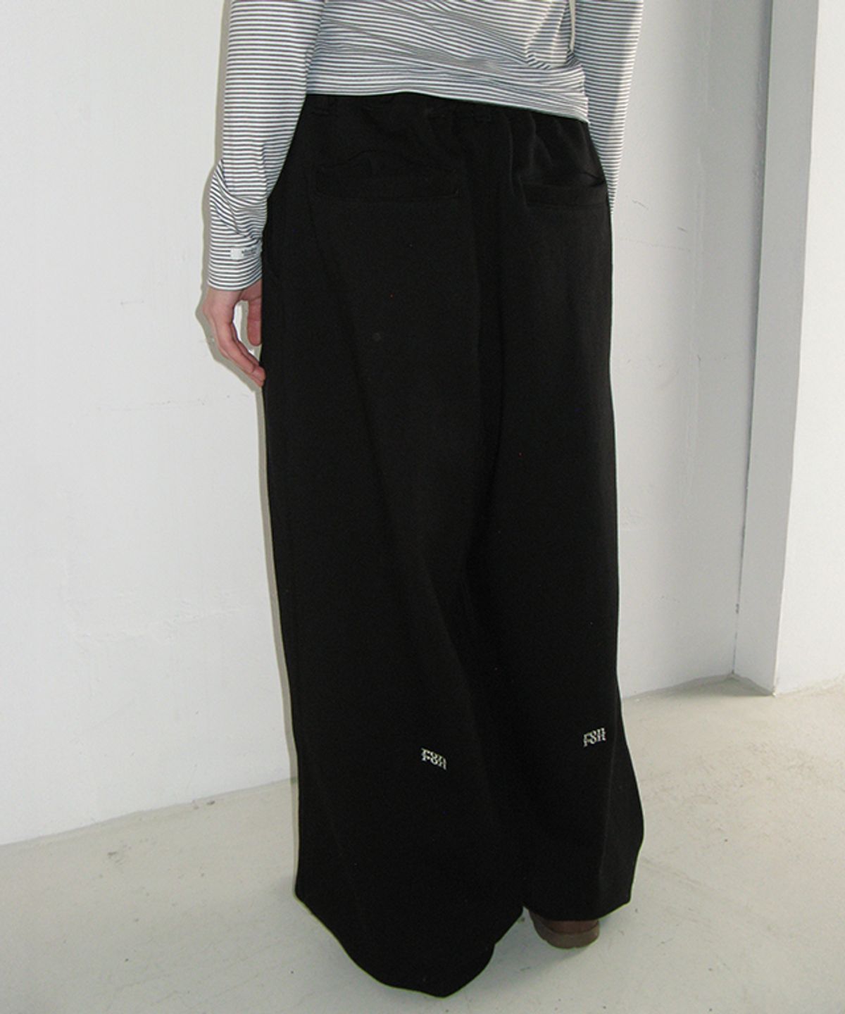 론론(RONRON) SUBTLE LOGO WIDE SWEAT PANTS BLACK