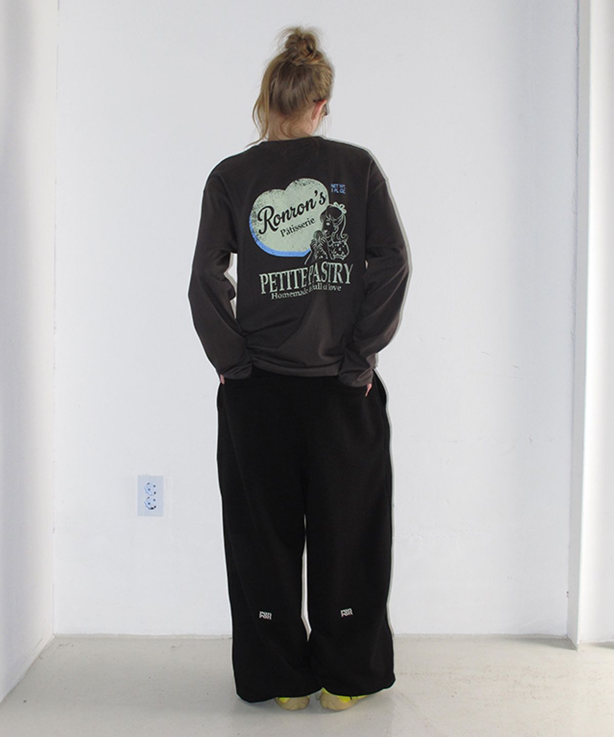 론론(RONRON) SUBTLE LOGO WIDE SWEAT PANTS BLACK