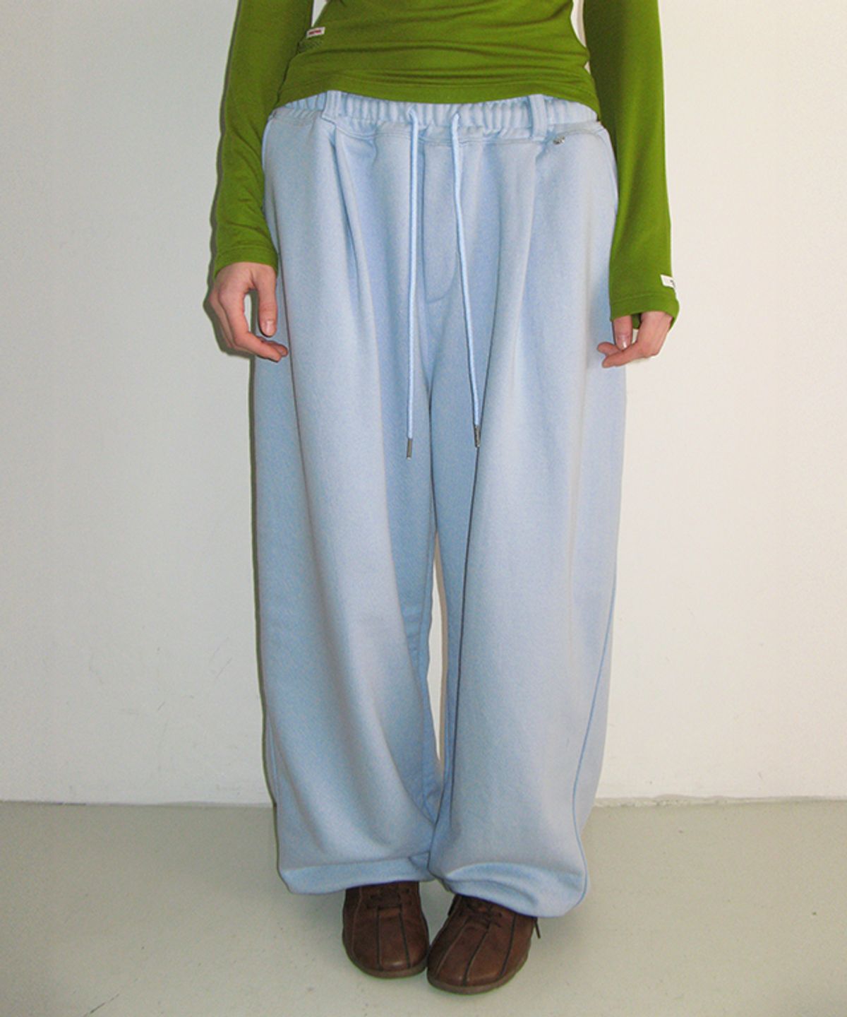 론론(RONRON) SUBTLE LOGO WIDE SWEAT PANTS SOFT BLUE