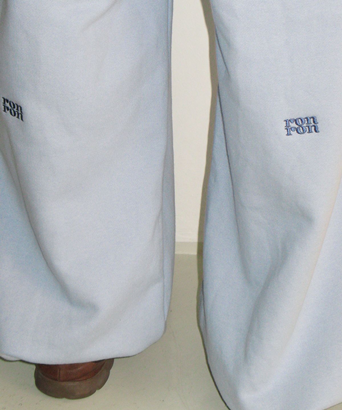 론론(RONRON) SUBTLE LOGO WIDE SWEAT PANTS SOFT BLUE