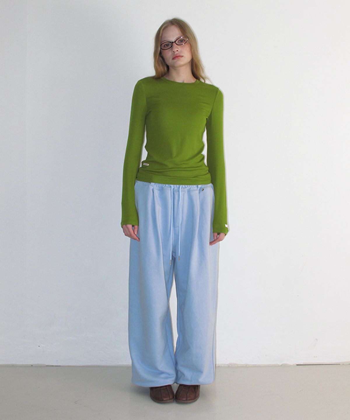 론론(RONRON) SUBTLE LOGO WIDE SWEAT PANTS SOFT BLUE
