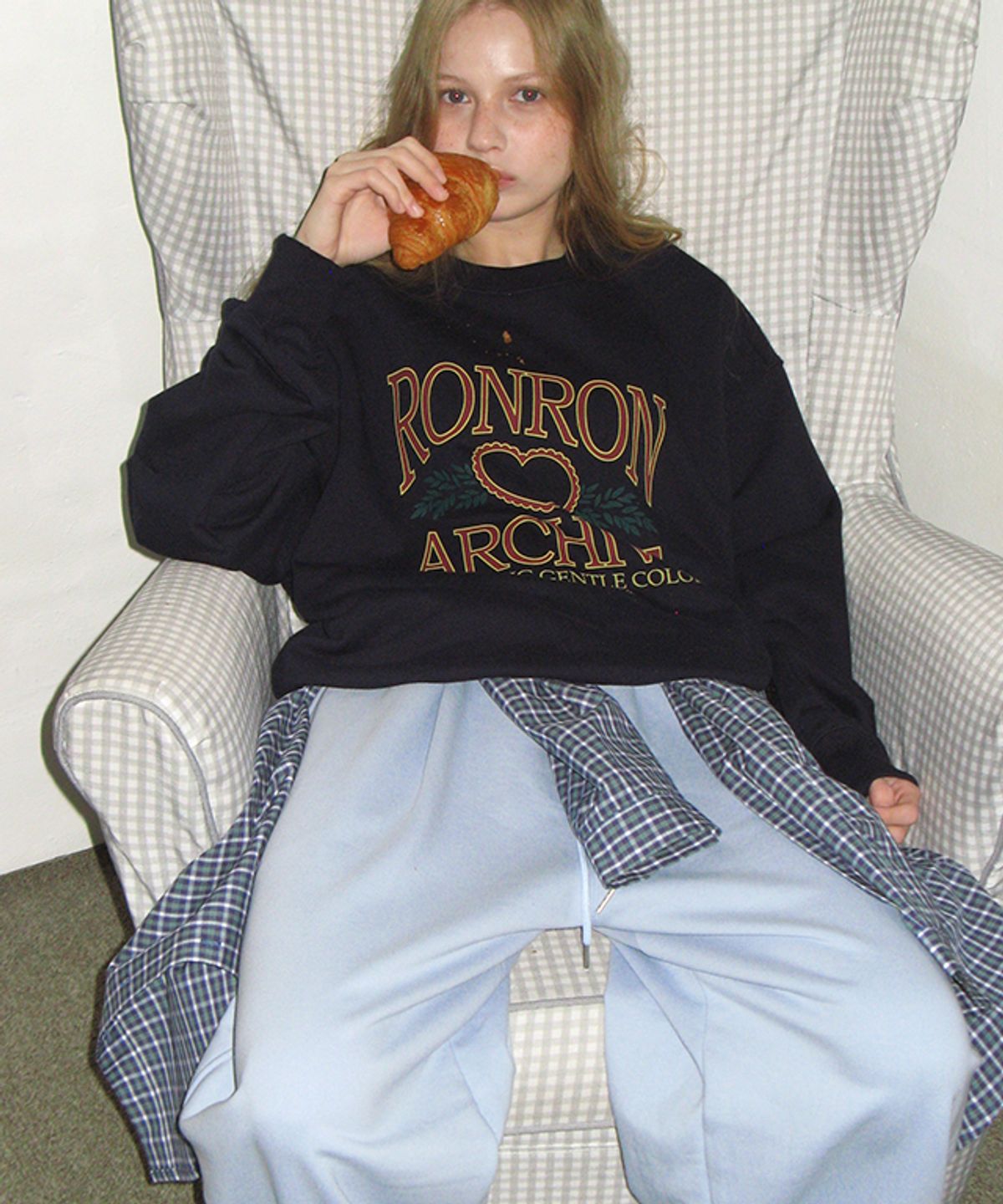 론론(RONRON) SUBTLE LOGO WIDE SWEAT PANTS SOFT BLUE
