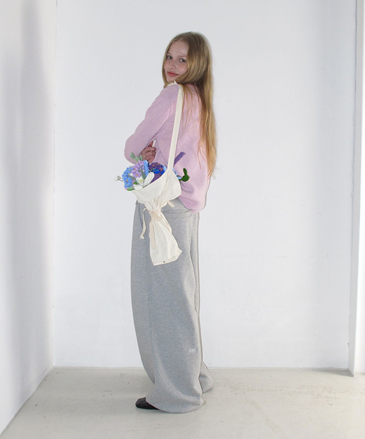 론론(RONRON) SUBTLE LOGO WIDE SWEAT PANTS GREY
