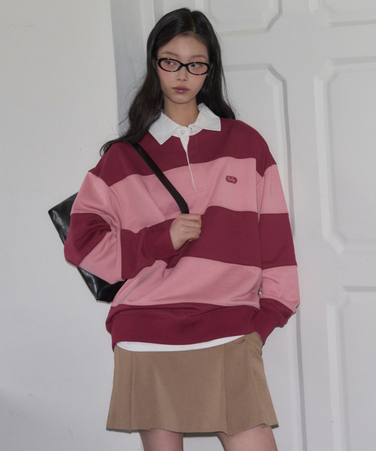 레더리(LEATHERY) 로고 와펜 스트라이프 럭비 스웨트 셔츠 [CHARCOAL]