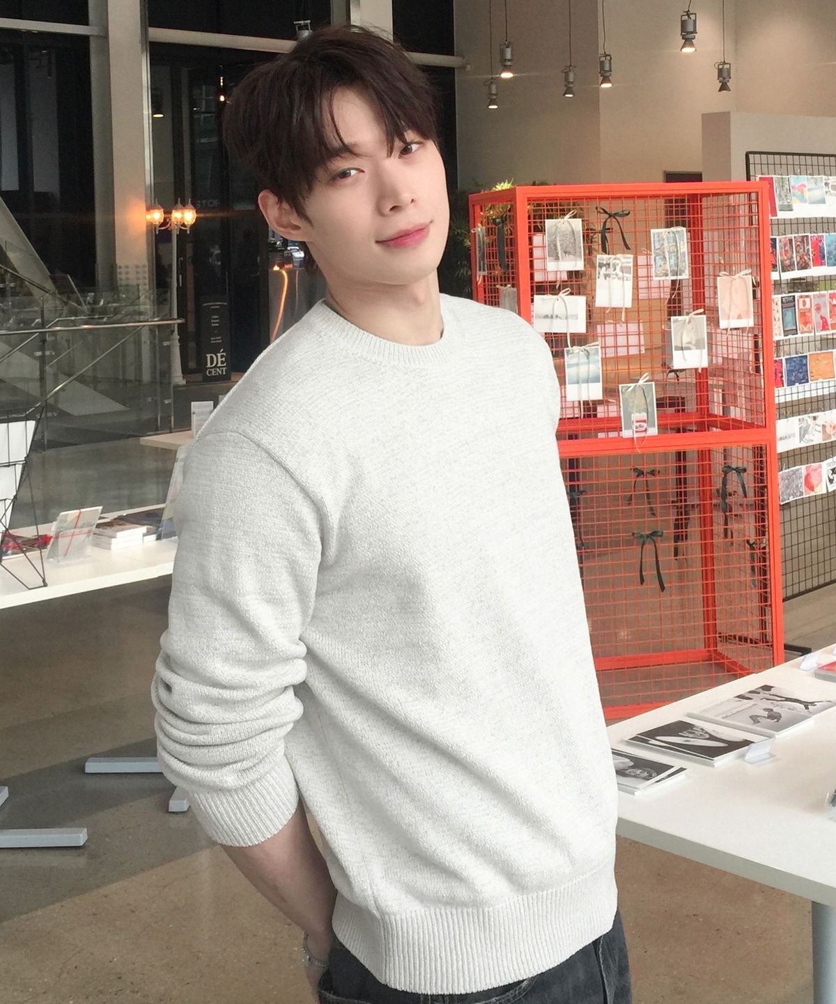 마인드브릿지(MINDBRIDGE) [COUTURE]테이프얀 세미 오버핏 니트 - 2color