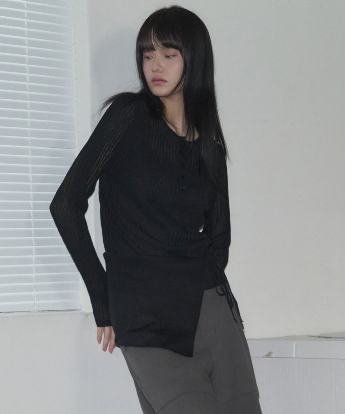 레더리(LEATHERY) 헨리넥 레이어드 세트 린넨 니트 탑 [BLACK]