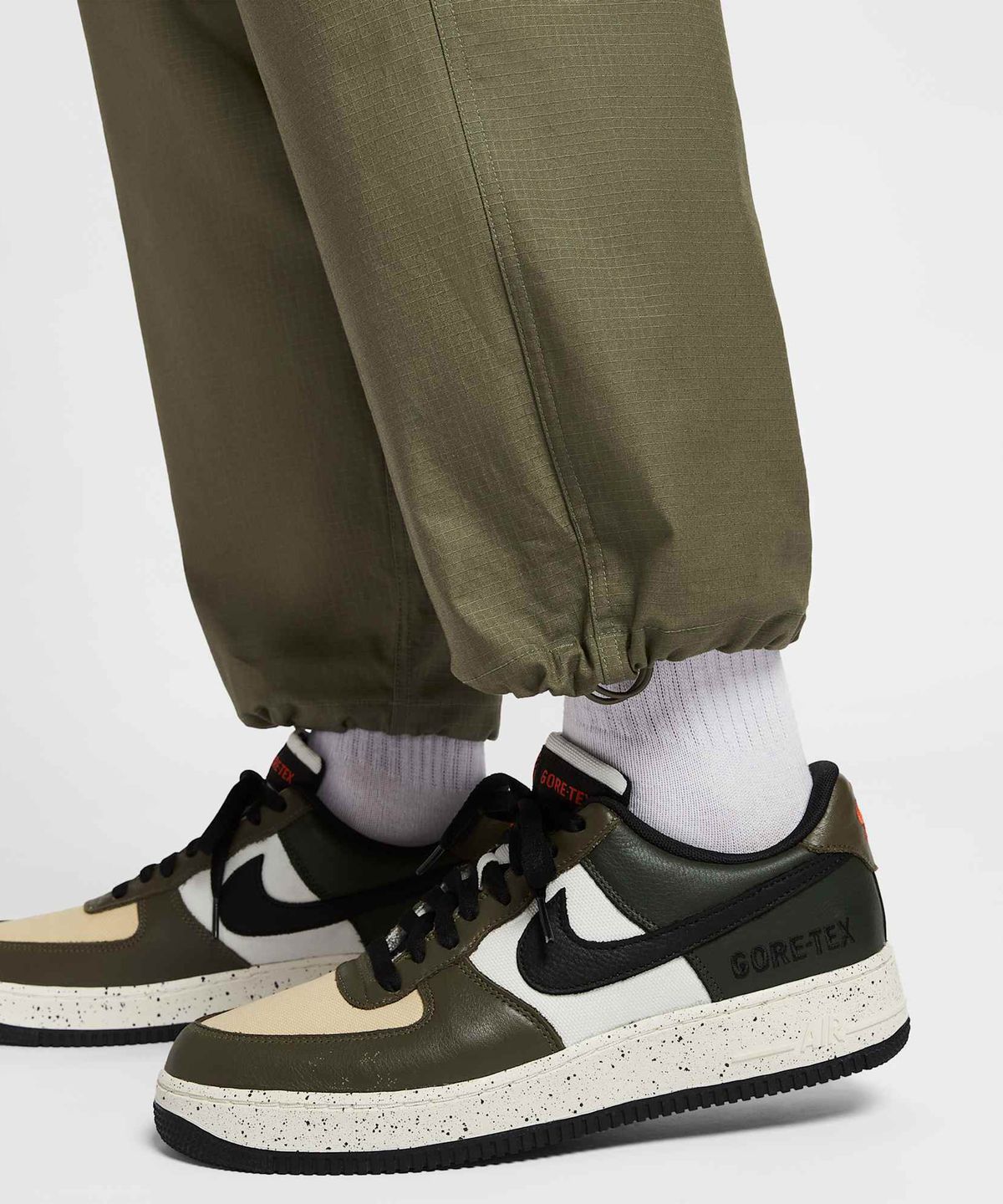 나이키(NIKE) 스포츠웨어 클럽 우븐 카고 팬츠 M - 미디엄 올리브:화이트 / HV1434-222