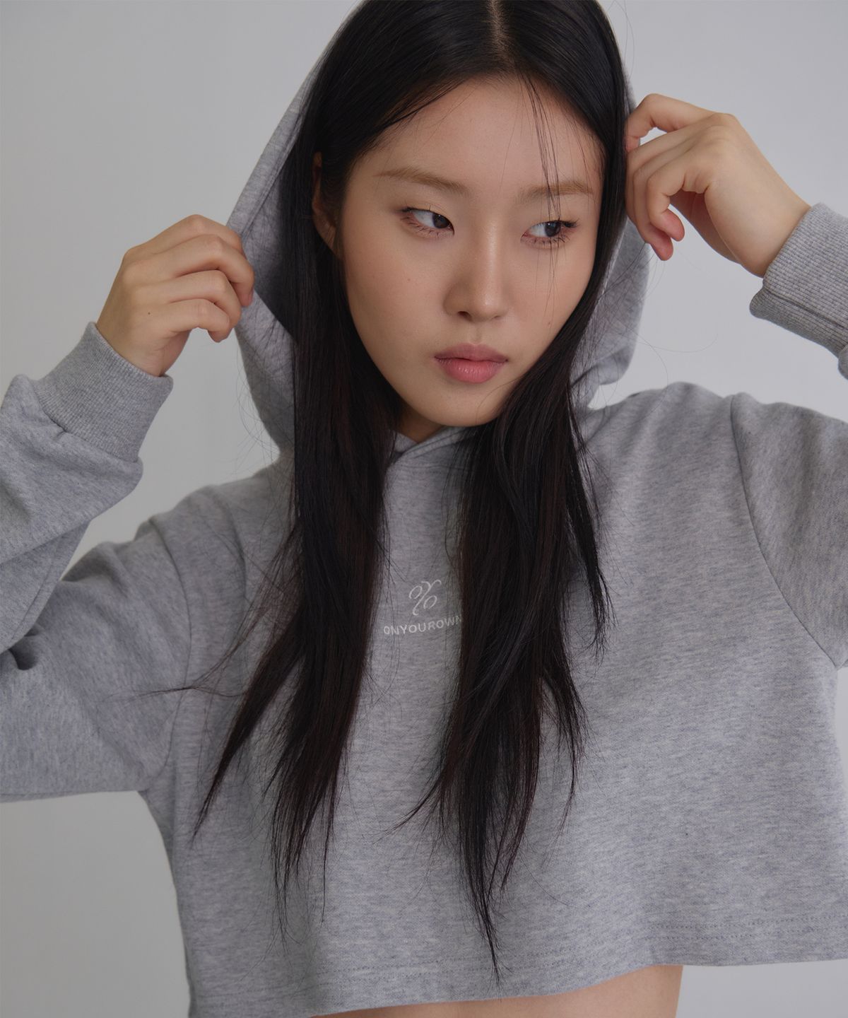 온유어오운(ONYOUROWN) LOGO CROP HOODIE (GREY)
