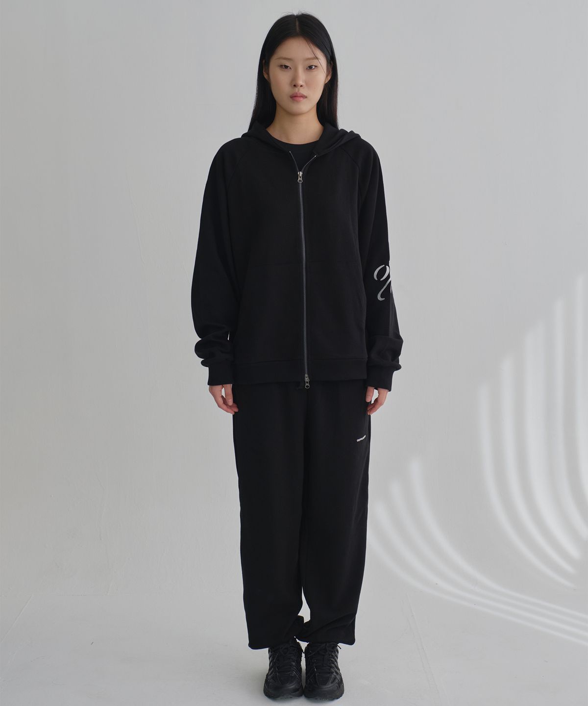온유어오운(ONYOUROWN) LOGO FULL ZIP HOODIE (BLACK)