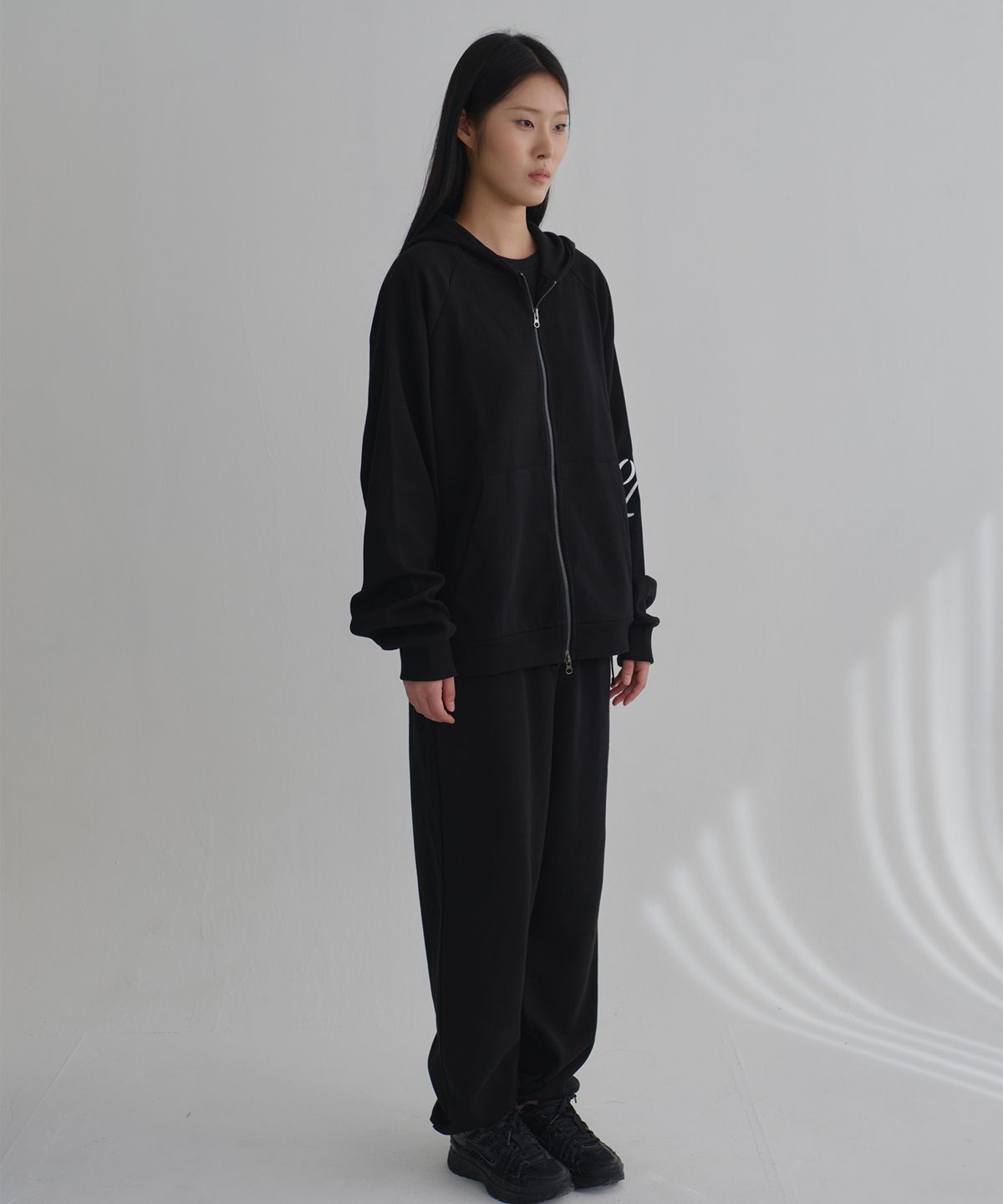 온유어오운(ONYOUROWN) LOGO FULL ZIP HOODIE (BLACK)