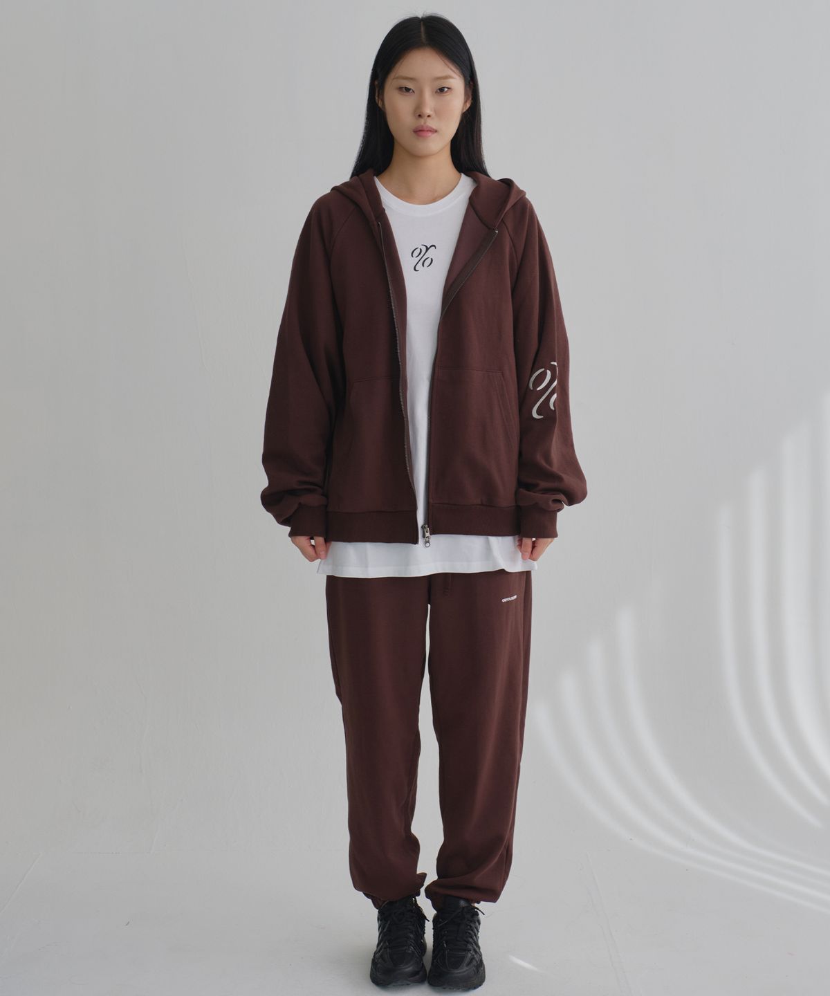 온유어오운(ONYOUROWN) LOGO FULL ZIP HOODIE (BROWN)