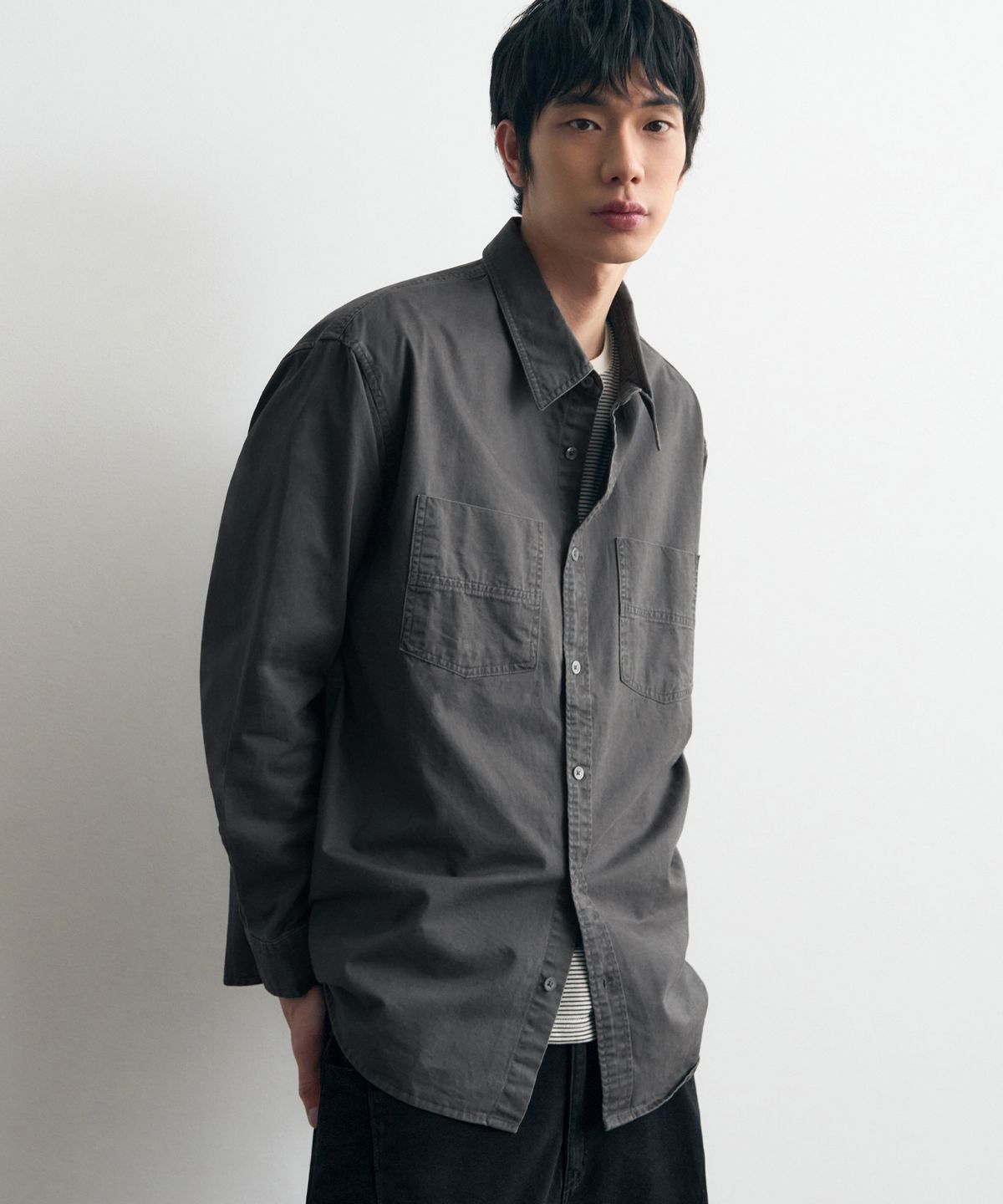 아워데이즈(OURDAYZ) 카디프 투포켓 워싱 긴팔 셔츠 [PIGMENT CHARCOAL]