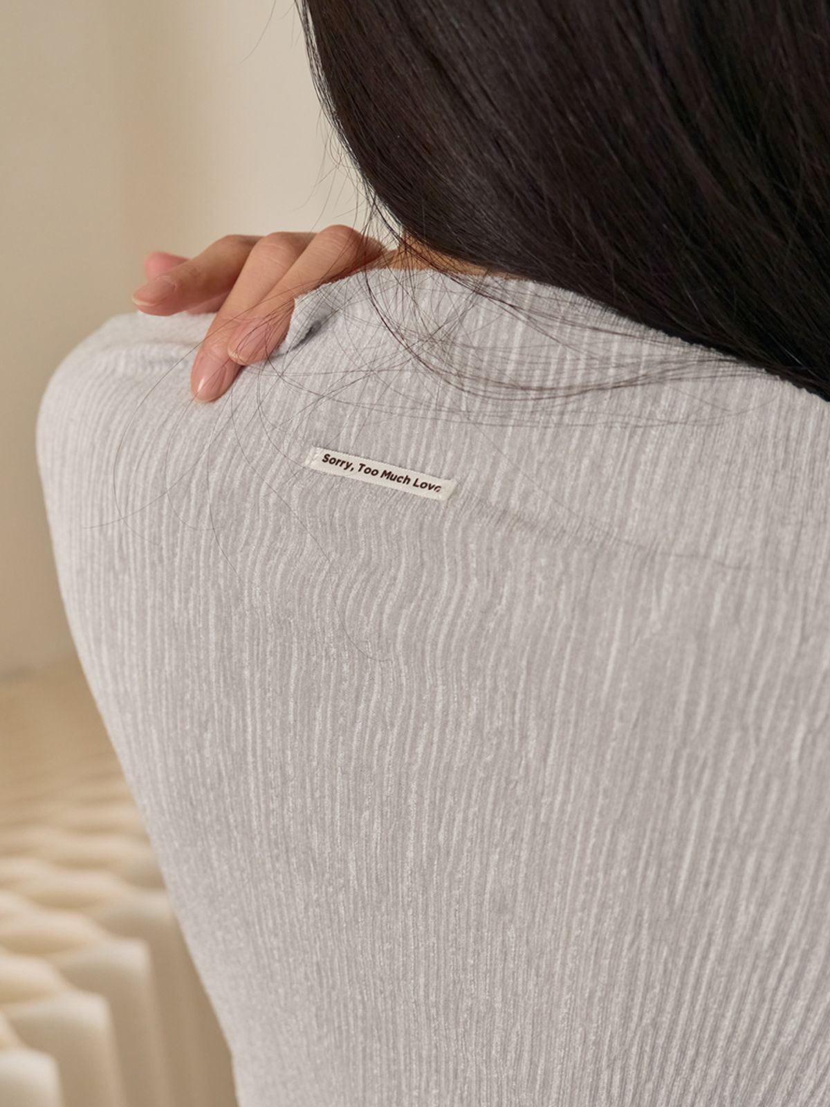 쏘리, 투 머치 러브(SORRY, TOO MUCH LOVE) Velvet Crinkle Rib Long Sleeve Top_Gray