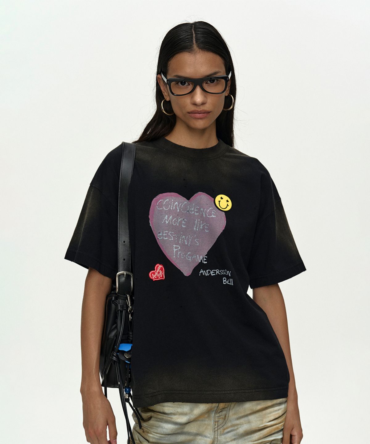 앤더슨벨(ADSB ANDERSSON BELL) (ESSENTIAL) UNISEX SPRAY WASHED HEART MESSAGE T-SHIRT atb1432u(BLACK)