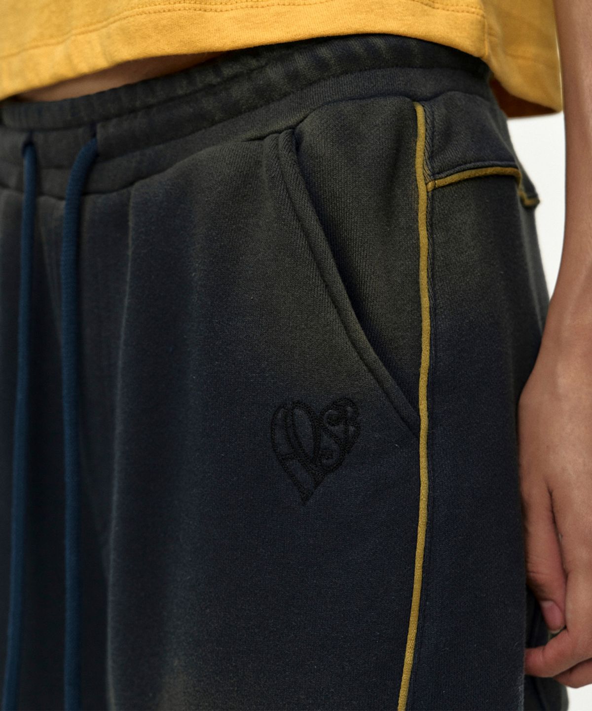 앤더슨벨(ADSB ANDERSSON BELL) UNISEX PIPING LINE DYED SWEAT PANTS apa875u(NAVY)