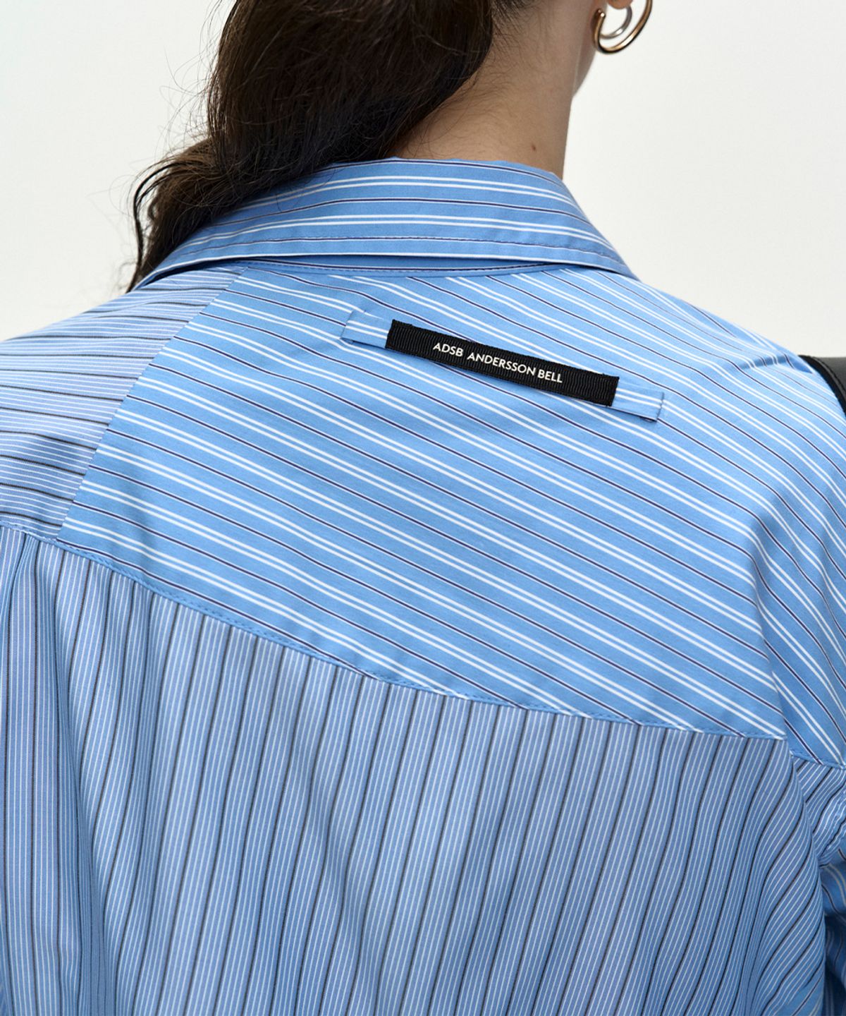 앤더슨벨(ADSB ANDERSSON BELL) BREEZE STRIPED TWIST-TUCK SHIRT atb1515w(BLUE)